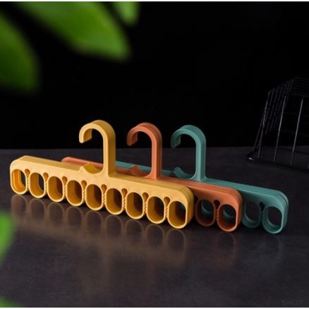 HANGER (GANTUNGAN BAJU 9 LUBANG)