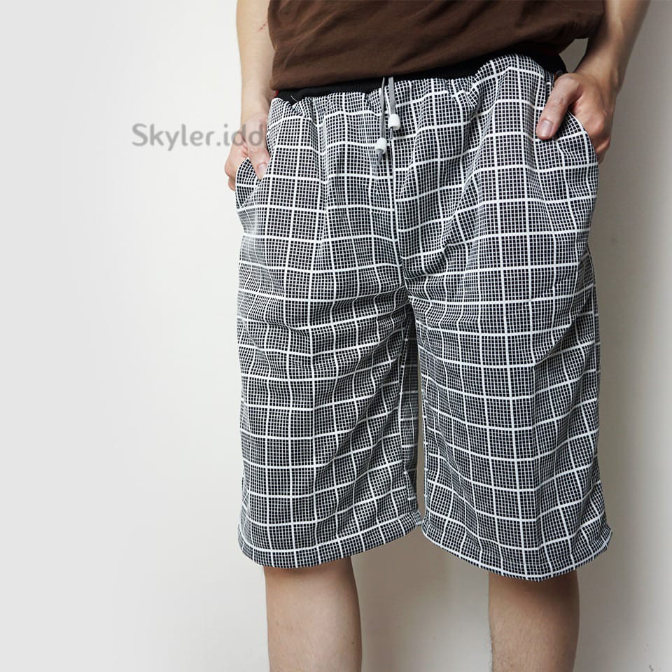 Celana Pendek Pria Selutut 7/8 Motif Kotak Bahan Katun