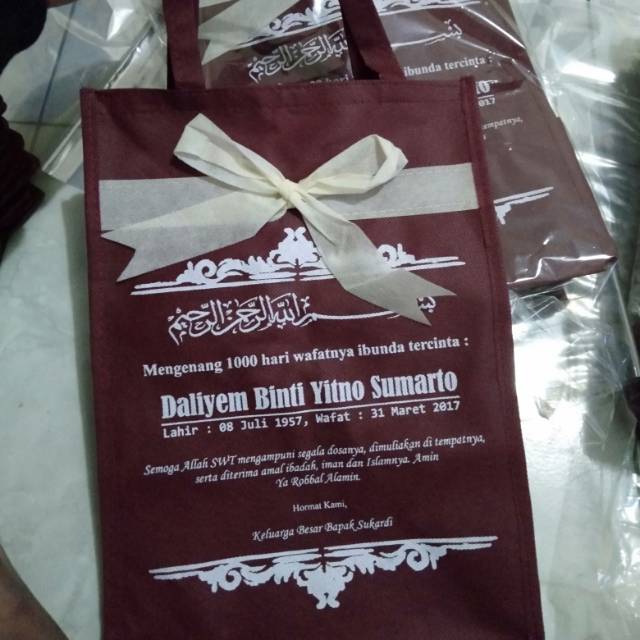 

tas hajatan sablon uk box nasi 20x20...uk 30x20x2..desain sesuai pesanan..