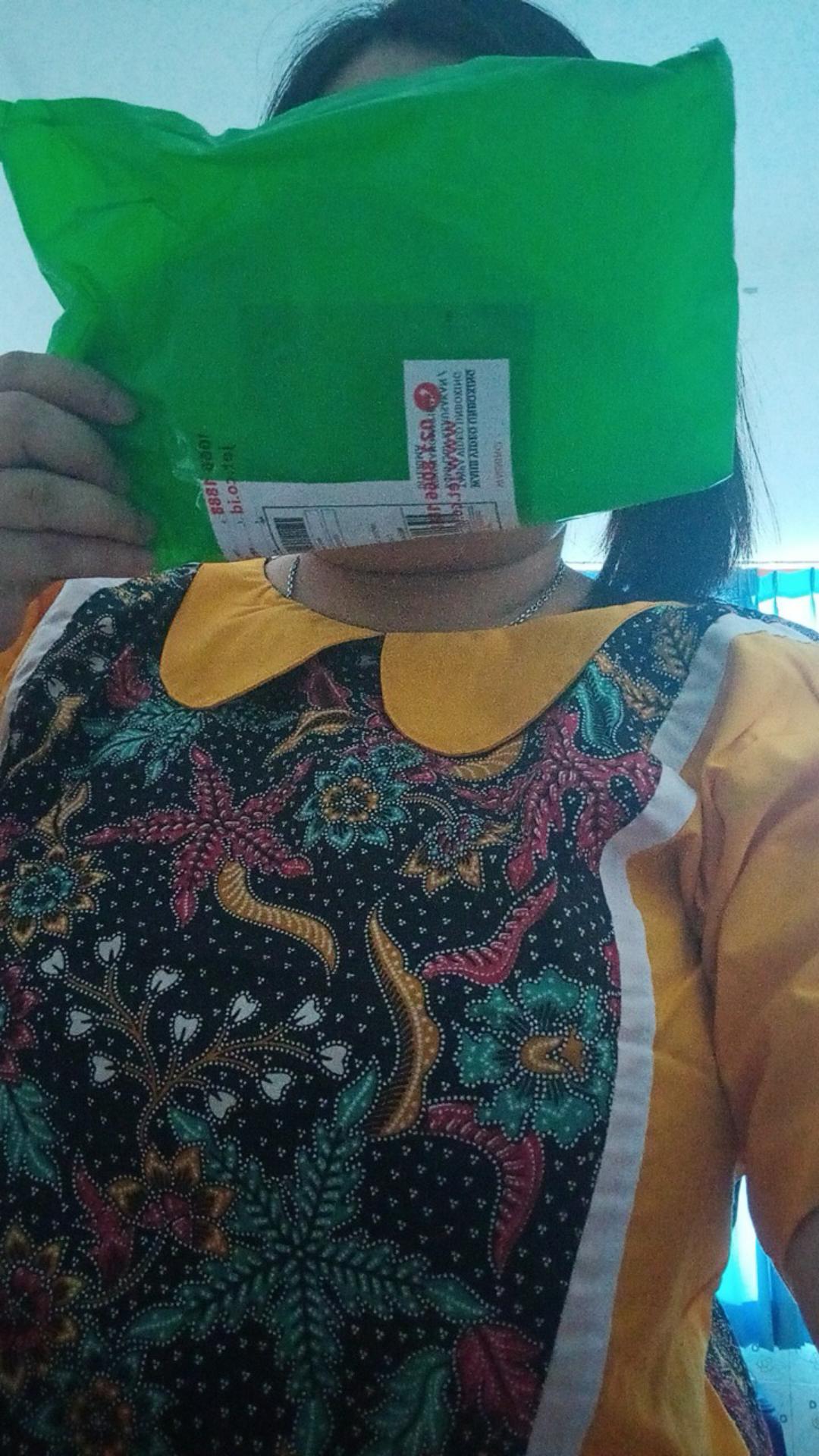 Blouse Atasan Wanita Kombinasi Batik Warna Merah Kuning Kerah Kotak Lengan Pendek Baju Imlek 2021