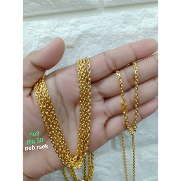 Rantai kalung replika mas 24 k yg golden,awtlet,ukuran 45cm (realnya 45-55cm),60cm (realnya 60-70cm) BERAT DITENTUKAN BERDASARKAN Besar kalung,bukan berat nya karena tidak ditimbang timbang karena hanya replika emas