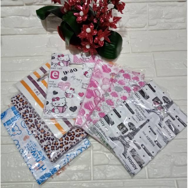 Kantong plastik pon motif campur ukuran 15x22 cm