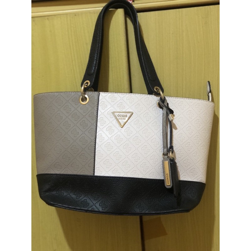 Preloved GUESS Original Store