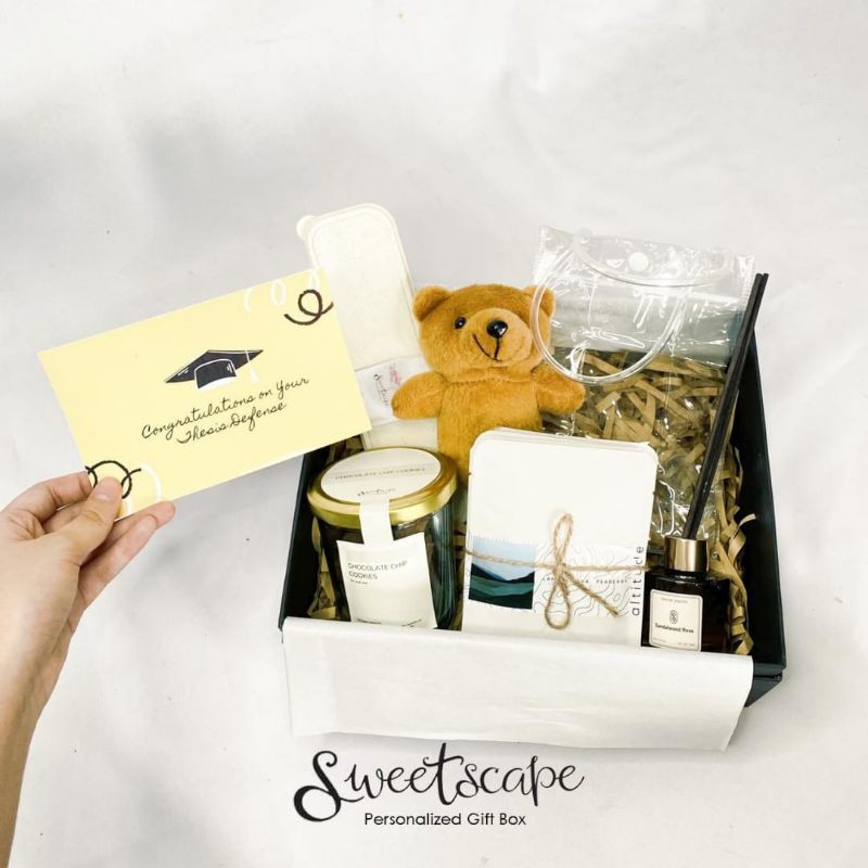 

Gift Box Package 105-Paket Hemat Hampers 105- Graduation