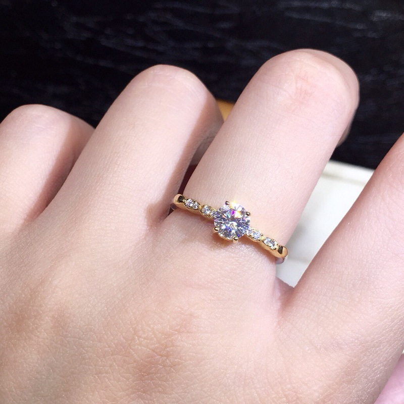 Cincin Moissanite Berlian Baja Titanium Berlapis Emas Wanita Gaya Sederhana Fashion Perhiasan Kawin Kristal Rings