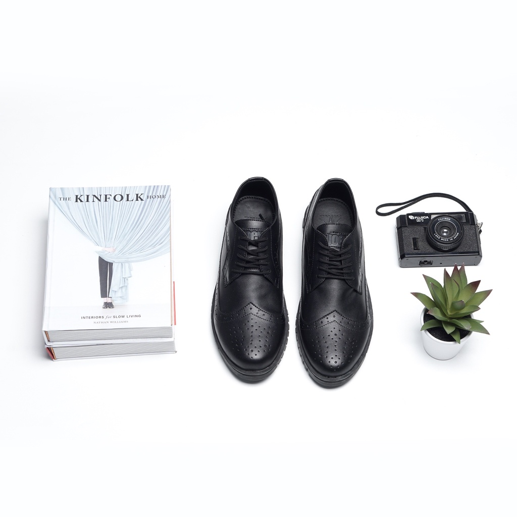 ZEUS BLACK ORIGINAL x JYF Sepatu Formal Full Hitam Tali Pria Pantofel Kerja Kantor Dinas Resmi Guru Kantoran Wisuda Kuliah Pesta Undangan Wedding Kondangan Nikah Modern Brogue Derby Casual Wingtip Oxford Semi Kulit Premium Joey Footwear Keren Terbaru Ori