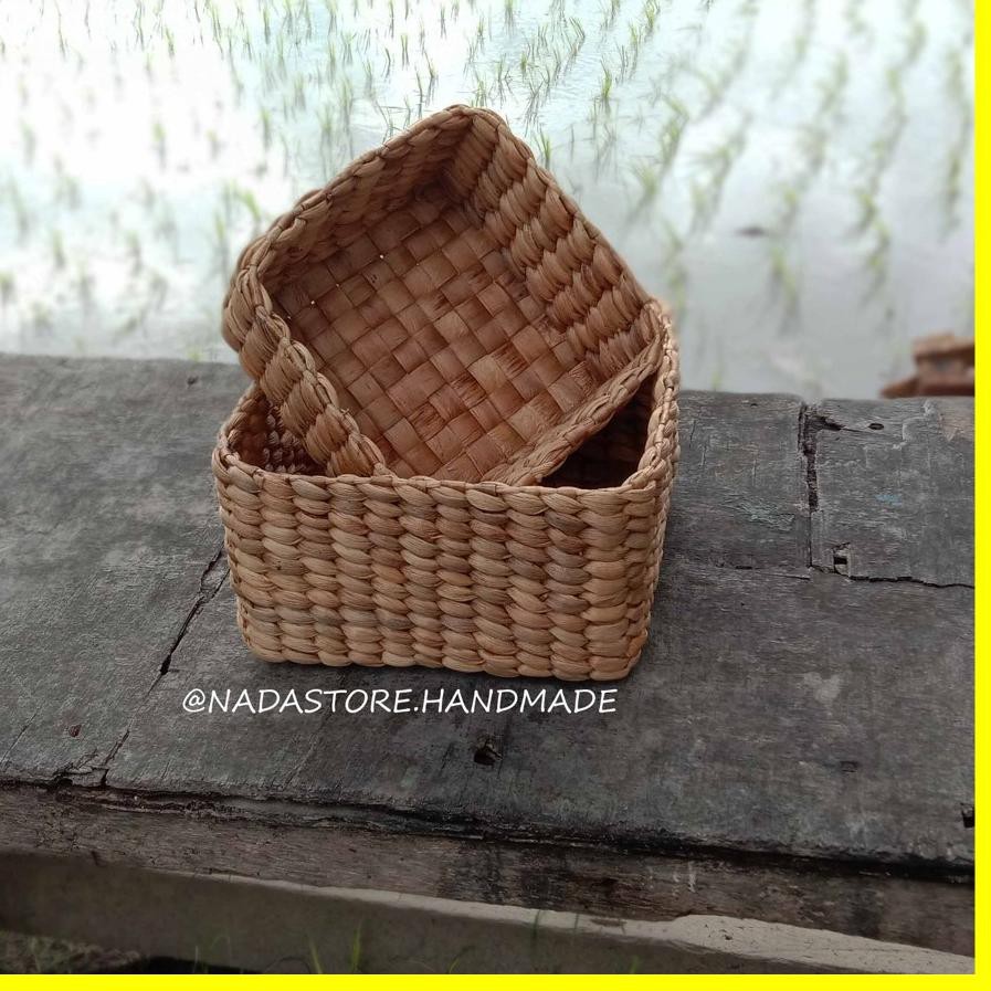 

Terbaik, KOTAK KADO / KOTAK HANTARAN / TEMPAT SERBAGUNA / ANYAMAN ENCENG GONDOK ISI 2 ak3 .