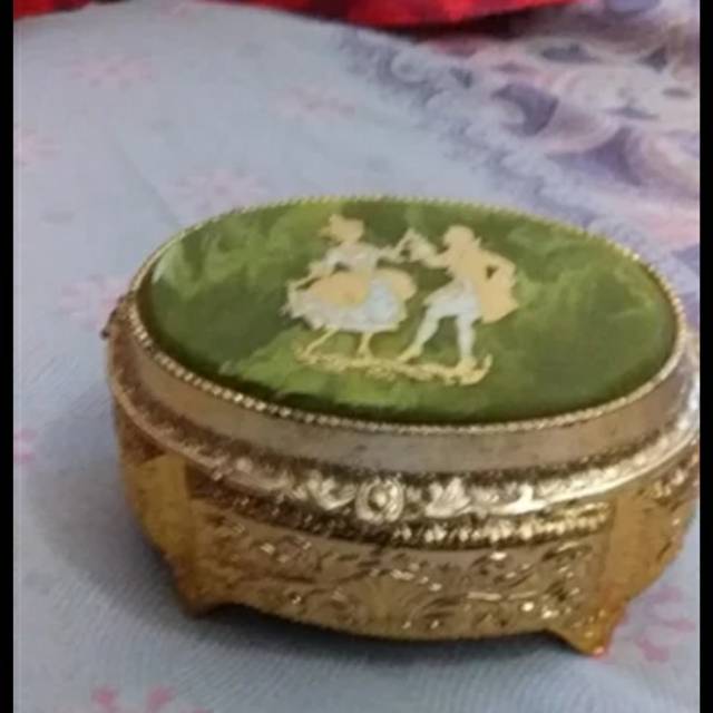 Musical jewellery box