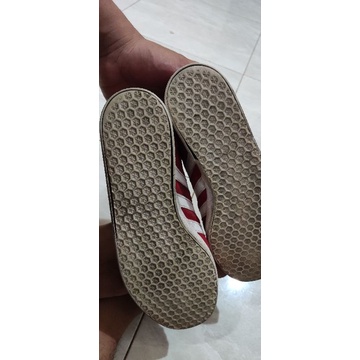 Adidas gazelle merah
