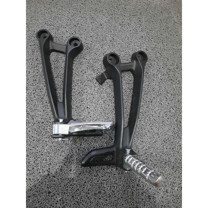 POSTEP FOOSTEP BELAKANG YAMAHA MOGE MT07 ASLI ORIGINAL SET KANAN KIRI