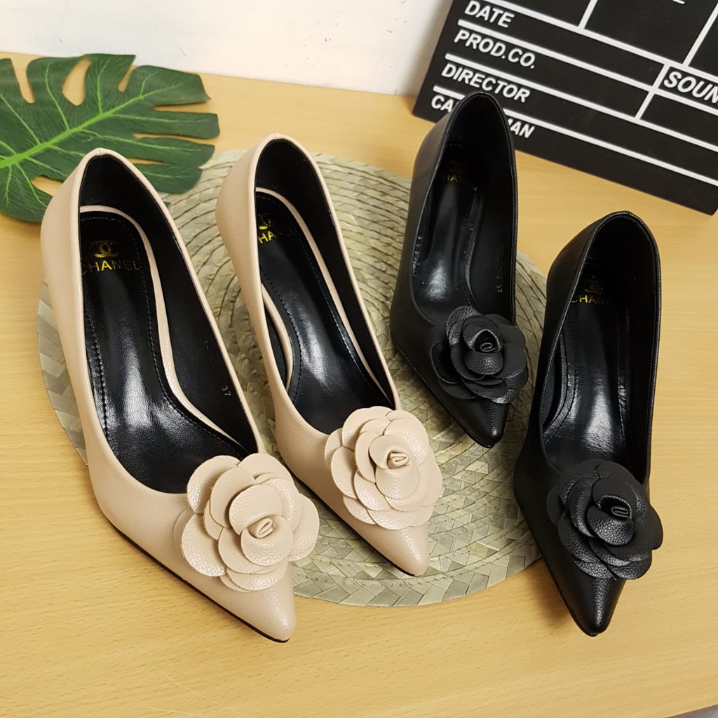 Sepatu Chanel Pump Camellia Pointy Toe Leather Murah Batam Y252