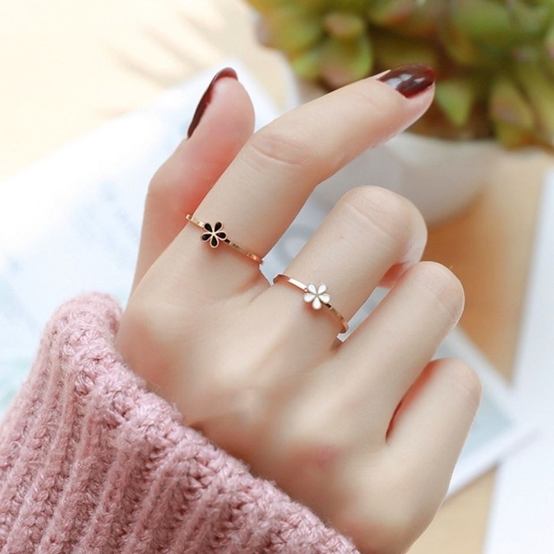 Cincin Titanium Bunga Daisy Kecil Hitam Dan Putih Jangan pudar Karangan Bunga Fashion Wanita Gaya Korea