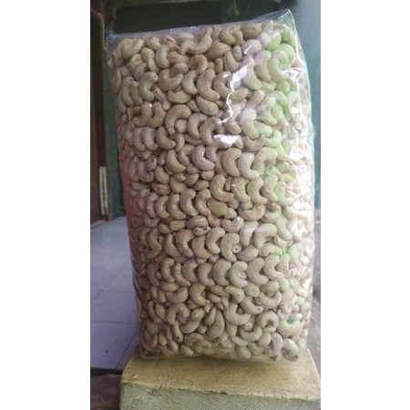 

kacang Mede mentah utuh Sulawesi