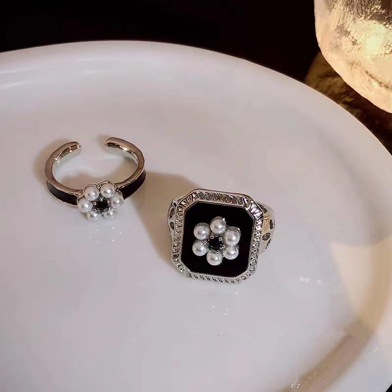 Cincin Model Terbuka Desain Bunga Aksen Mutiara Gaya Retro Klasik Untuk Wanita