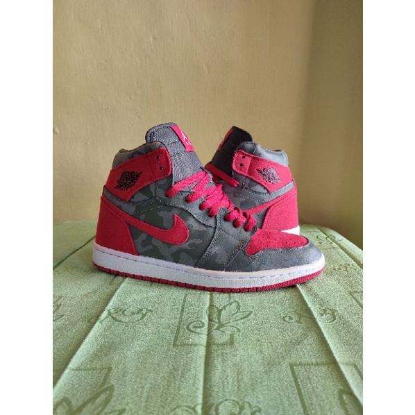 NIKE AIR JORDAN RETRO 1 CAMO RIVER ROCK RED