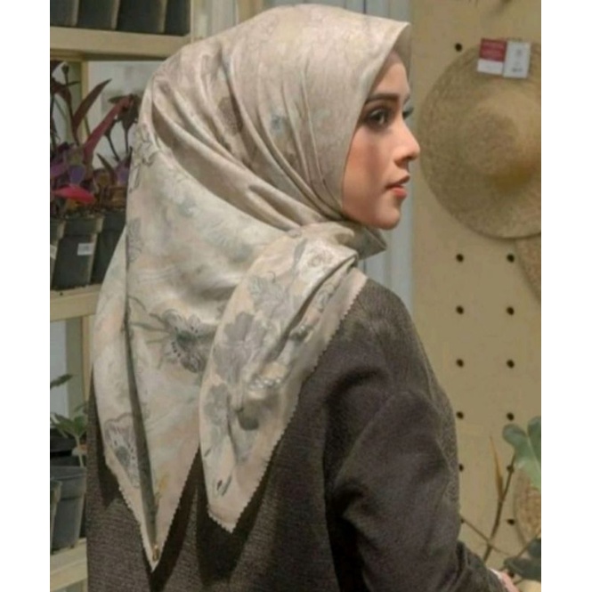 As is item daisy beige Buttonscarves NEW with tag No Box