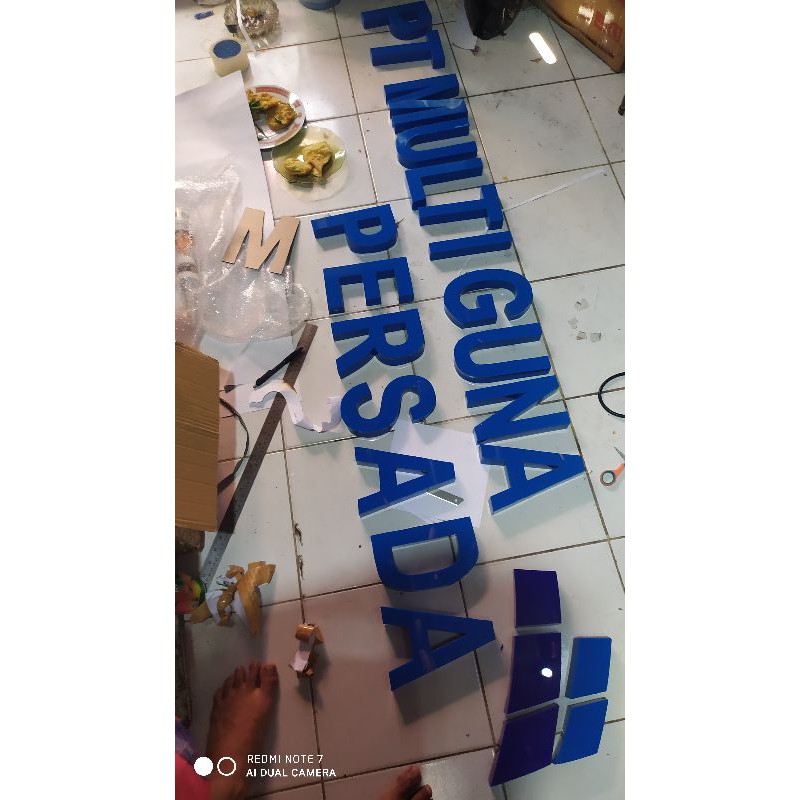 

Huruf timbul akrilik