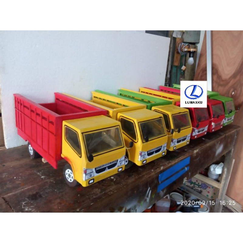 Mobilan truk dari kayu