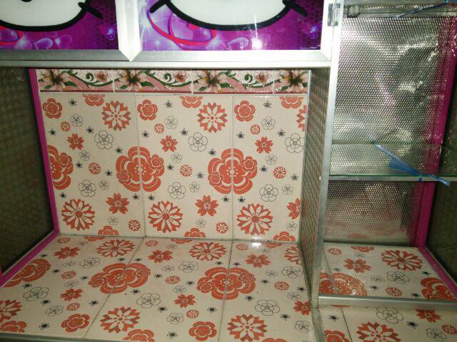 Rak Piring 3 Pintu Gendong Kaca Lukis Full Colour + Roda jumbo Tiang Besar (promo Harga)