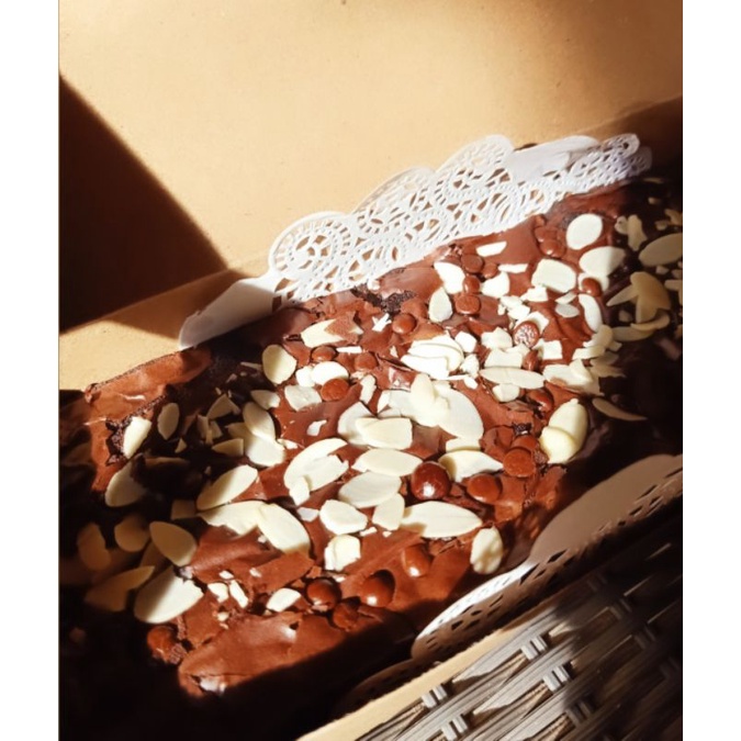 

brownies legit toping almond choco