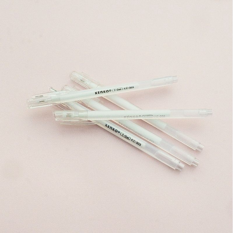 

PULPEN GELL WHITE AND GOLD / PULPEN GELL PUTIH DAN EMAS.