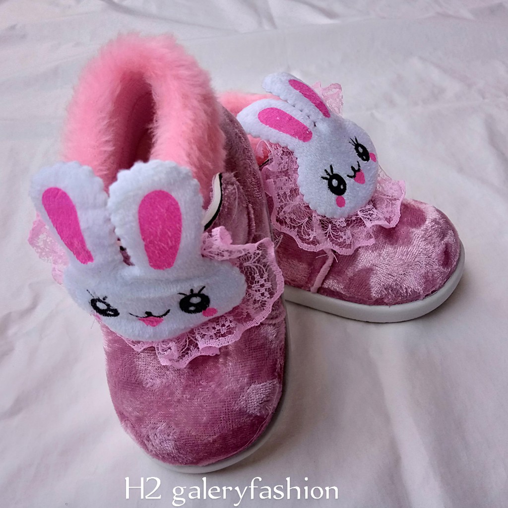 Sepatu anak perempuan usia 1 s d 3 tahun motip kuping Sepatu anak perempuan usia 1 s d 3 tahun motip kuping