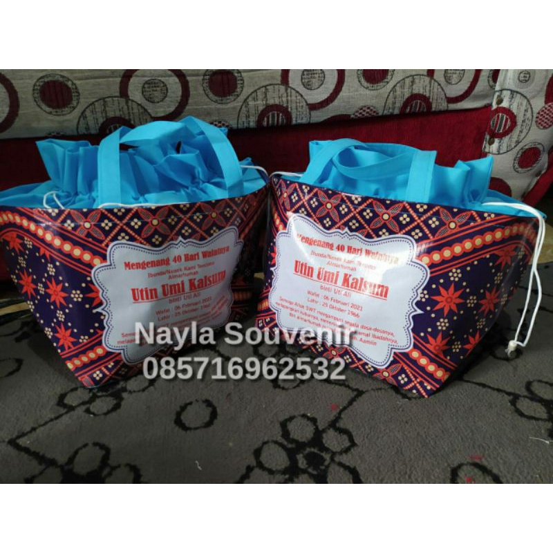 

tas souvenir hantaran kotak nasi 20x20 cm/tas berkat serut full banner 2 sisi