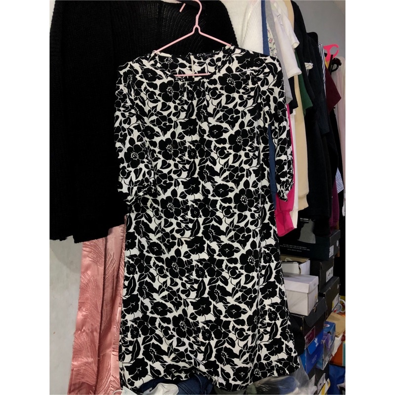 Preloved Dress Eprise Bunga-Bunga Hitam Putih