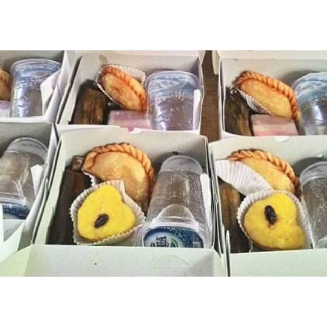 

Snack isi 3 kue + air utk acara kantor syukuran seminar dll halal dan murah