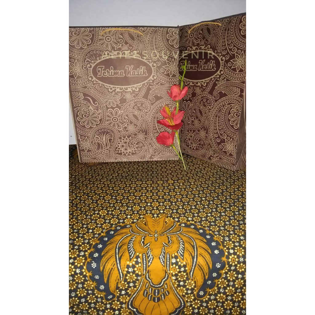 

Paperbag batik murah / Tas kertas batik / paperbag kraft batik / souvenir paperbag