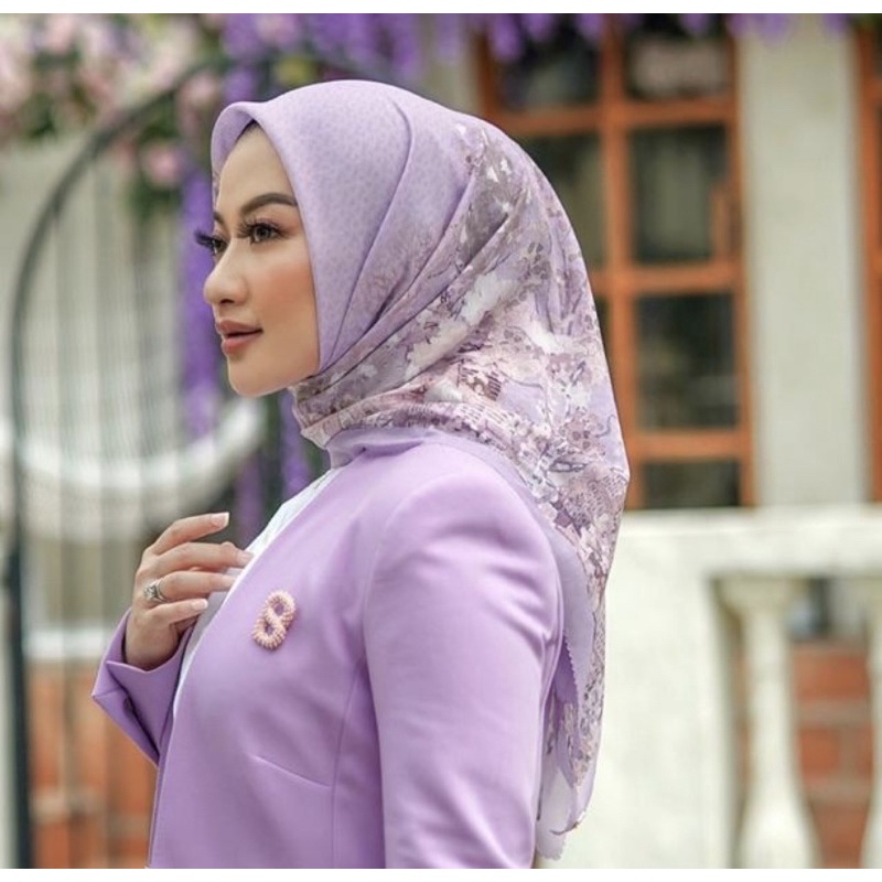 Buttonscarves New York Collector in Lilac Preloved Like New