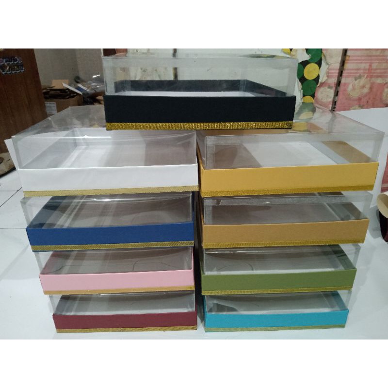 

box hantaran untuk kue atau jajan ukuran 30*30*5 tinggi mika 10cm tanpa hiasan pita.