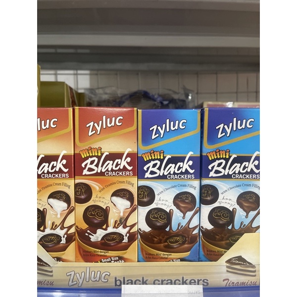 

Zyluc black crackers rasa coklat dan tiramisu