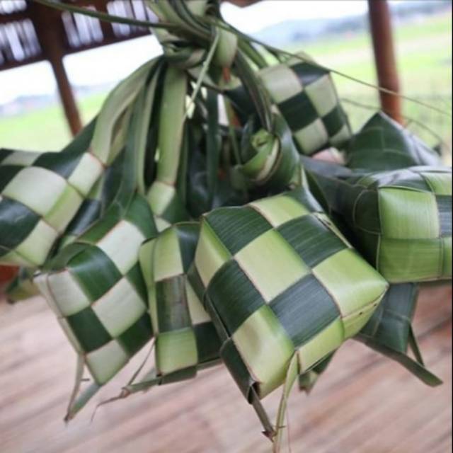 

Cangkang ketupat siap isi atau daun ketupat