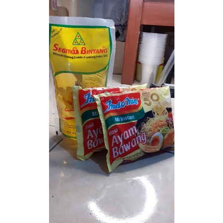 Paket Minyak Goreng Segitiga Bintang 450ML + Indomie 2pcs