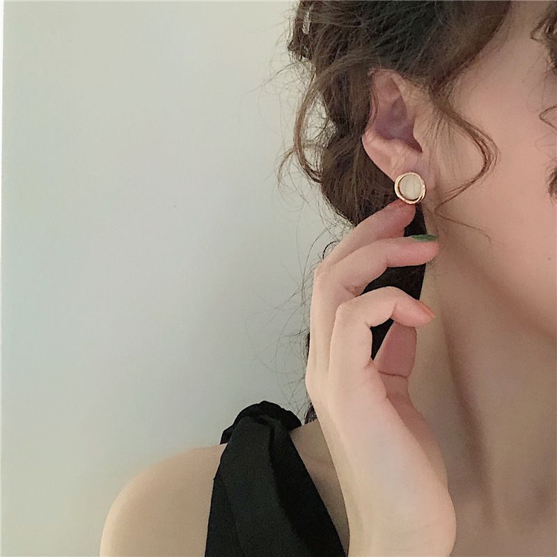 Anting Bentuk Bulat Opal Gaya Vintage Minimalis Untuk Wanita