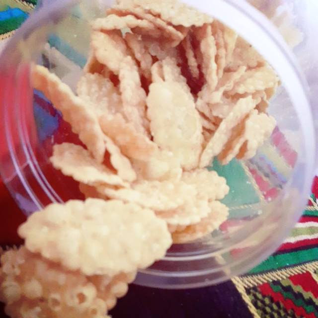 

Kue bawang kering renyah gurih dan enak