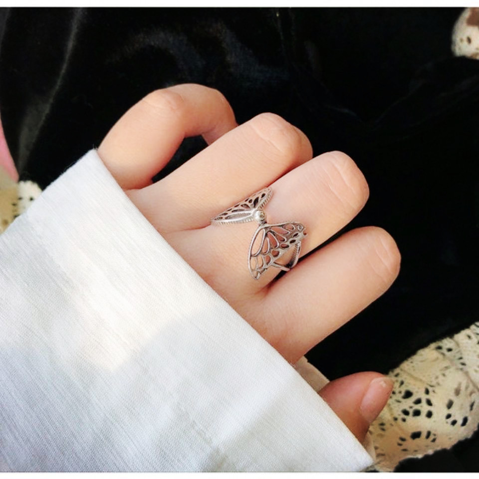 Cincin Bentuk Bunga Butterfly Geometris Model Hollow Bahan Alloy Warna Silver Untuk Wanita