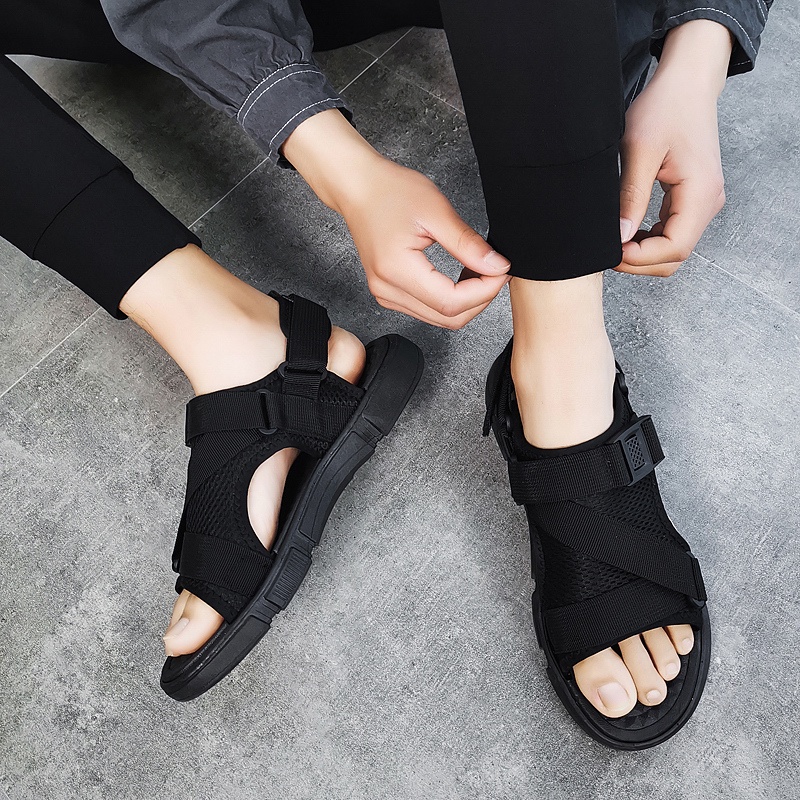 [ COD + Kirim Hari ini ]  Sandal Gunung Pria Sandal Kasual Pria Sandal pria gaya Jepang Sepatu Sandal Pria Sandal Pria Sandal Cowok Kekinian Tali Belakang Yang Bisa Dilepas Sandal Pria Sandal Karet Impor Baru Sandal Fashion Pria Sandal Sport （Unisex）