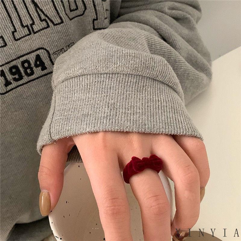 Cincin Model Terbuka Bahan Velvet Bentuk Pita Gaya Vintage Untuk Musim Dingin