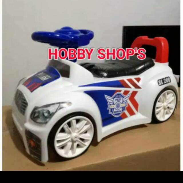 Mobil dorong polisi