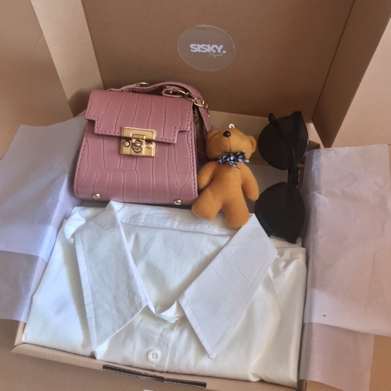 

[NEW] Kemeja Oversized Gift Cewek Birthday Graduation Wedding Sidang