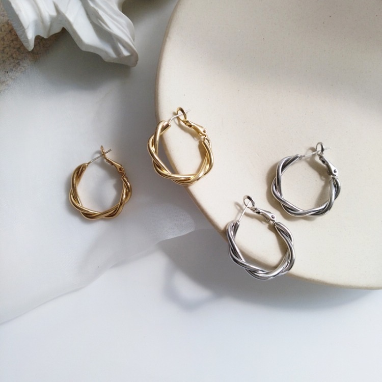 Anting Model Twist Untuk Aksesoris