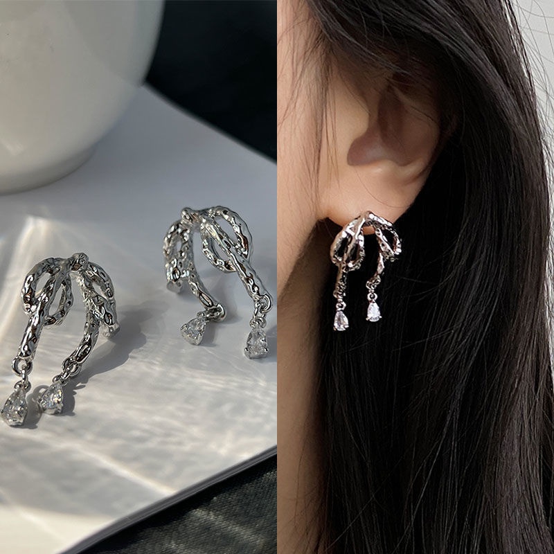 Anting Tusuk Asimetris Model Pita Mewah Untuk Wanita