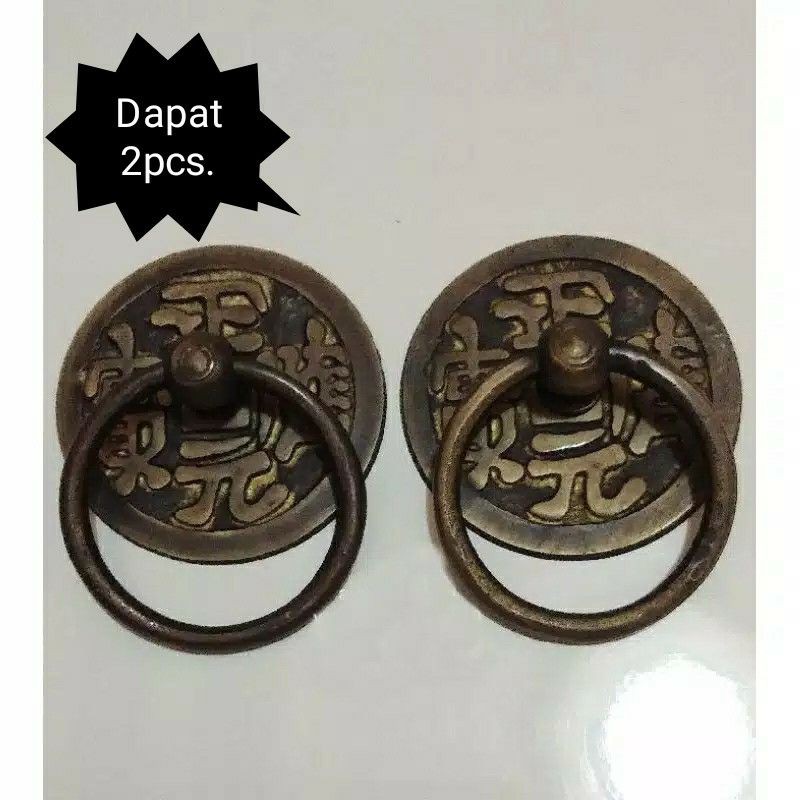 Tarikan pintu kuningan antik diameter 5,4cm.