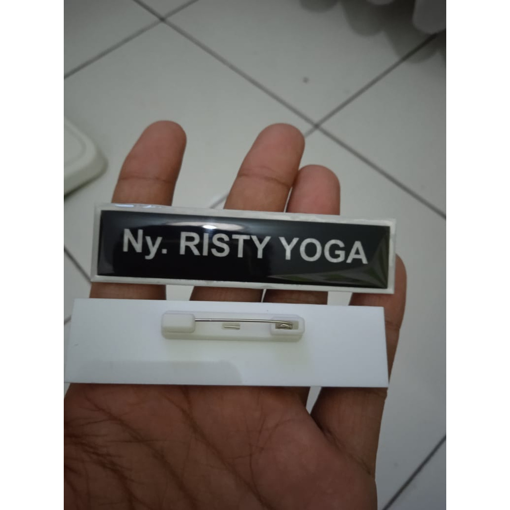 

Name Tag Papan Nama Dada Akrilik 8x2cm Dilapisi Resin Peniti
