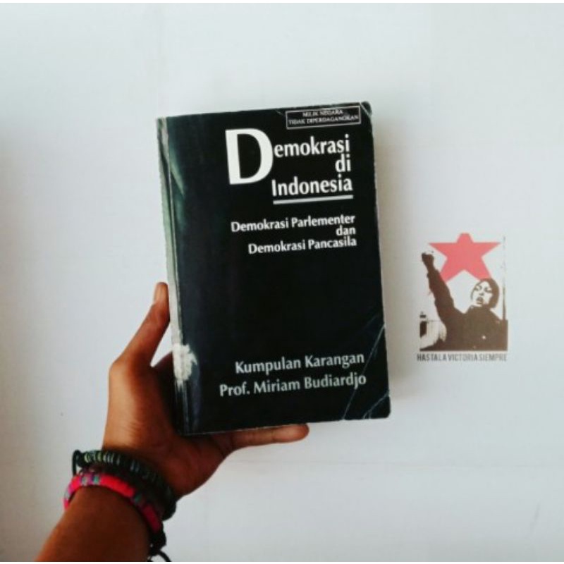 Demokrasi di Indonesia: Demokrasi Parlementer dan Demokrasi Pancasila by Miriam Budiardjo