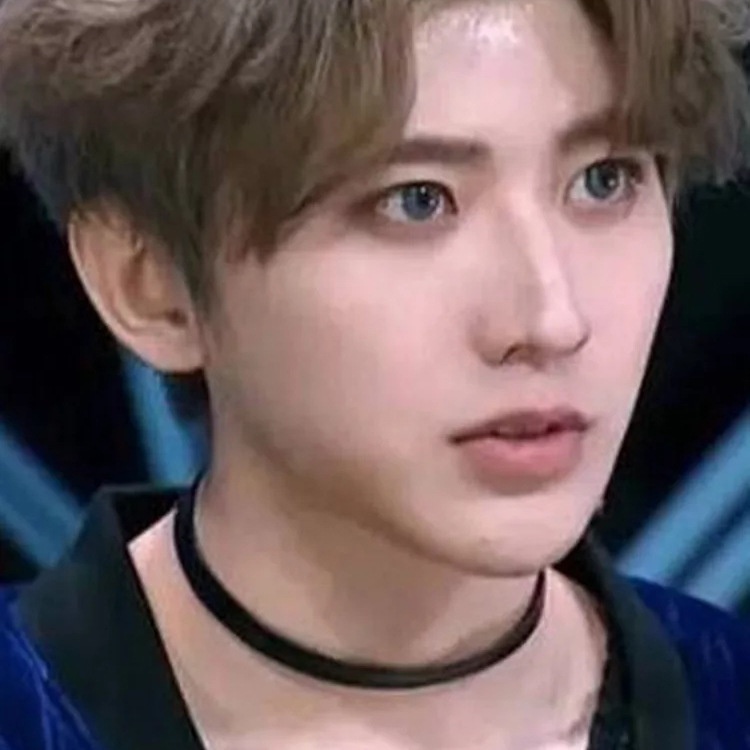 T507 Idol produsen Cai Xukun gaya yang sama hitam Chyer pria dan wanita pendek kalung populer orname