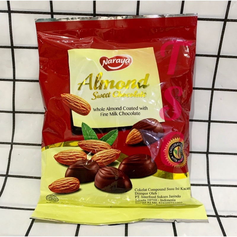 

Naraya Almond Sweet Chocolate 250gr / Naraya / Whole / Almond / Coated / with / Fine / Milk / Chocolate/ cokelat / coklat / kacang