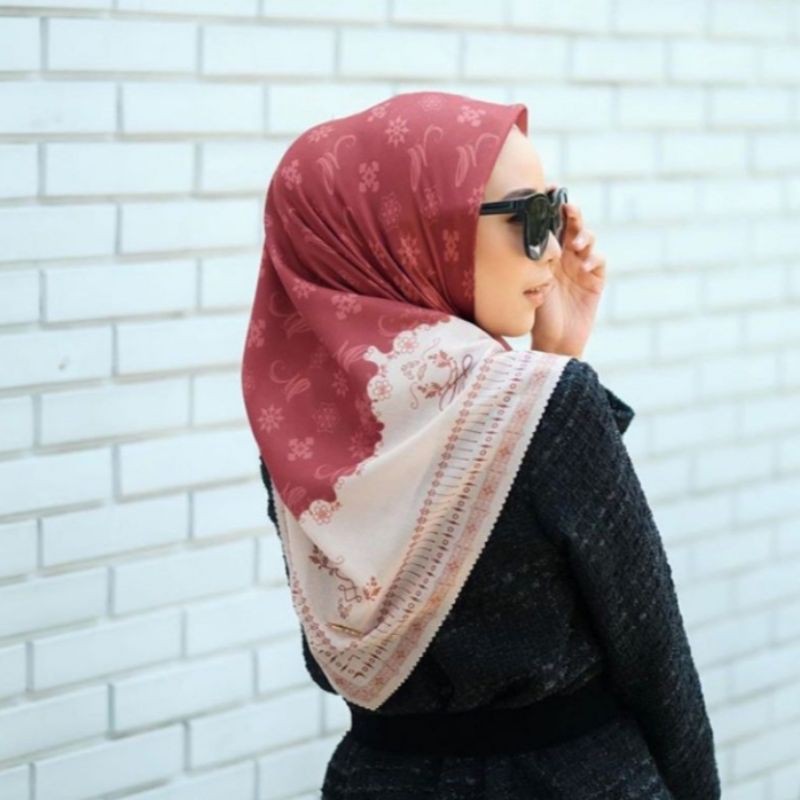 Terbaru  Hijab Segiempat Voal Motif Mono Merah Bata | Jilbab Voal | Kerudung Segiempat Voal Motif
